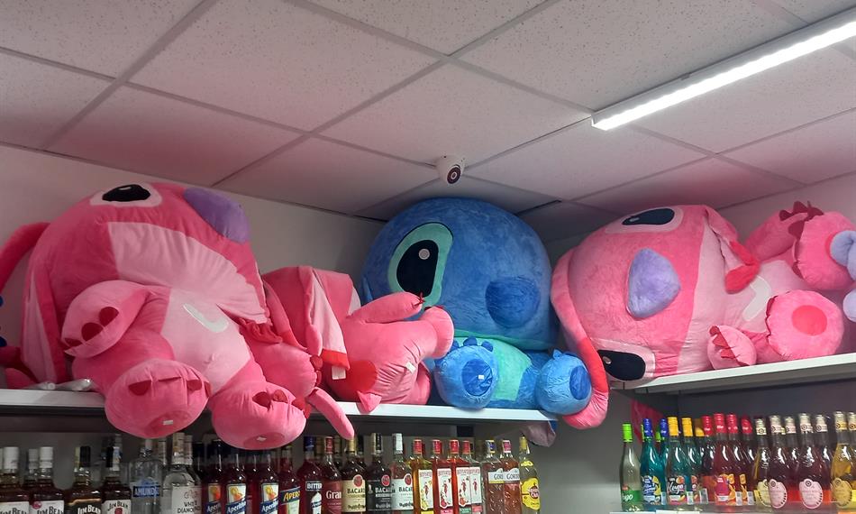 hračky vystavené na provozovně